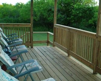 River Frontage Cottage is located on 115 Acres - San Antonio - Balkon