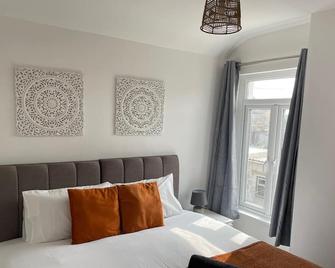 STOP at Pendarvis, Stone throw from beach! - Port Talbot - Bedroom