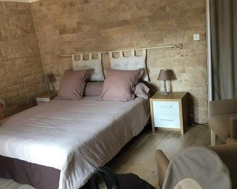 Bed and breakfast for 2 - 4 people in a large property with children's play area - Saint-Montan - Habitación