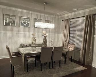 Beautiful 4 Bedroom home with indoor fireplace. - Murfreesboro - Dining room
