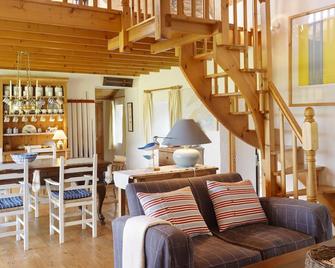 Dunmanus Pier Cottage. Seaside, own garden, sea access, child & pet-friendly - Goleen - Living room