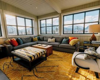 Eleven Revelstoke Lodge - Revelstoke - Oturma odası