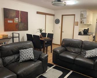 The Den on Diamond Drive - Wodonga - Living room