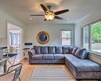 Hamptons Bay Home on Shinnecock Bay with Yard! - Hampton Bays - Living room