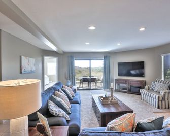 Beach Condo, 3 Bedrooms/2 Bath, Sleeps 9 Private Corner Patio Views of Dunes - Watsonville - Вітальня