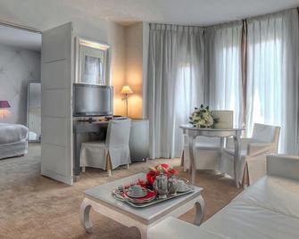 Hotel Renoir - Cannes - Wohnzimmer
