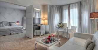 Hotel Renoir - Cannes - Living room