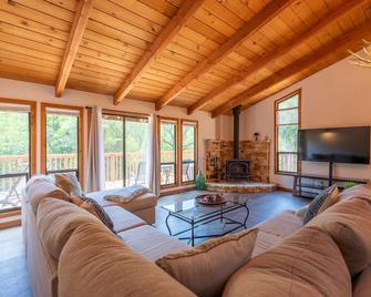 New- Cabin by the River - Carmel Valley - Sala de estar