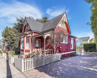 3812 Little House home - Pacific Grove - Building