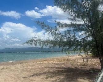 Cozy 2-bedroom 2.5 bathroom villa in Black River with beach in the backyard - Saint Elizabeth