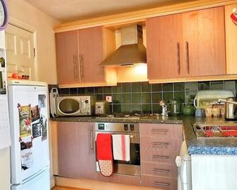 Live like a local in the heart of the city, yet countryside surrounds - Lancaster - Kitchen