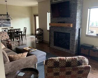 Premier Silverbear Penthouse Condo - Hot tub, spacious, wrap around deck - Revelstoke - Living room
