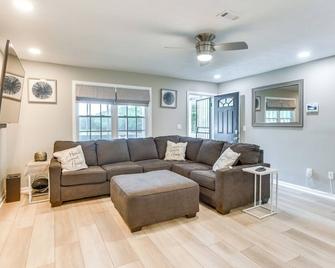5 Mi to VictoryLand Casino: Secluded Home w/ Deck! - Shorter - Sala de estar