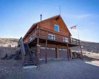 Cozy 3 bedroom Cabin 30 min from East Yellowstone! - Cody - Building