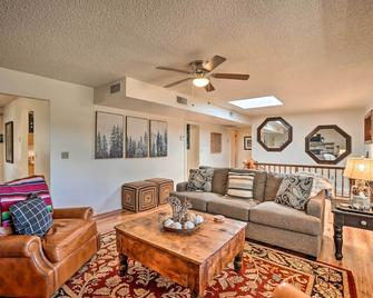 Bike, Hike and Unwind Tranquil Payson Getaway! - Payson - Living room