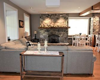 Beautifully Restored Stone Farmhouse - Greencastle - Living room