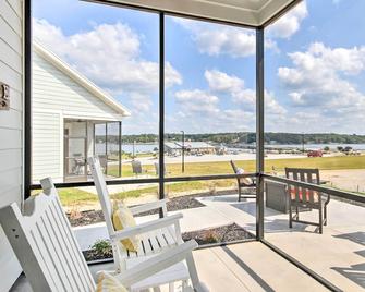 Stunning Lakefront Retreat w/ Dock Access! - Greenwood - Balkon