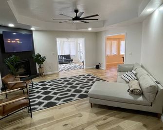 Cozy Home in Ozark MO - Ozark - Sala de estar