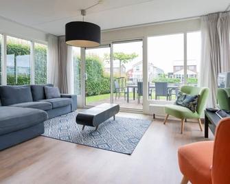 Island house with grass (play) field, green hedges and an open view. - Oude-Tonge - Sala de estar