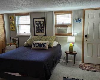 Charming studio in Uptown Minneapolis near Lake of the Isles - Minneapolis - Bedroom