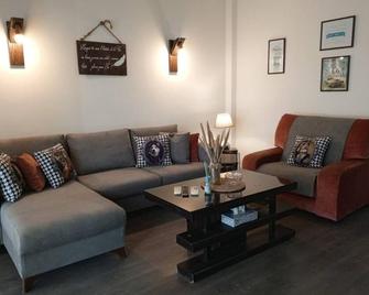Chalet in Jounieh pool amazing sea view wifi - Jounieh - Sala de estar