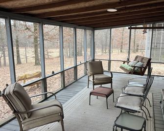 Gorgeous 2-bedroom cabin located in rural NE Arknasas perfect for getaways. - Paragould - Balkon