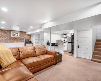 Well equipped 1-bedroom basement apartment/private entrance, AC, WiFi Denver - Denver