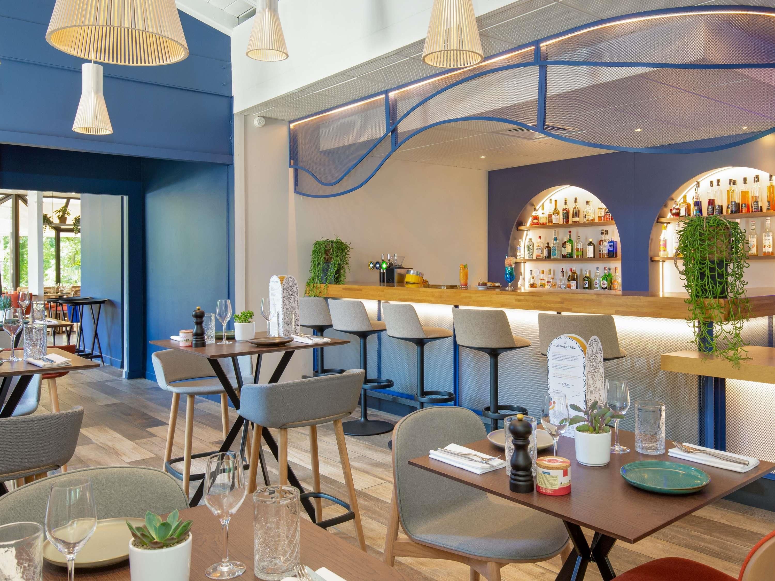 هوتل نوفوتيل أي أون بروفينس بون ديلارك فينويلير - ايكس-أن-بروفانس - بار