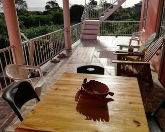 Amazing Ocean & Mountain Views! Sleeps 9 Three Beautiful Bed And Bath Rooms - Duncans - Balcón