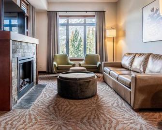 Blackstone Mountain Lodge By Clique - Canmore - Living room