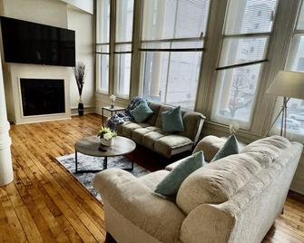 Rochester Luxury Settings—5 min from Hospital/Business/Entertainment Places - Rochester - Living room