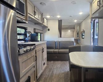 Camper RV on Ramona Homestead - Ramona - Kitchen