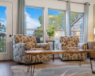 Retreat by Design - Resort Amenities - Branson West - Living room