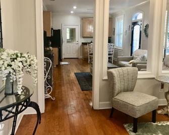Private Quiet Neighborhood - Thomasville - Living room