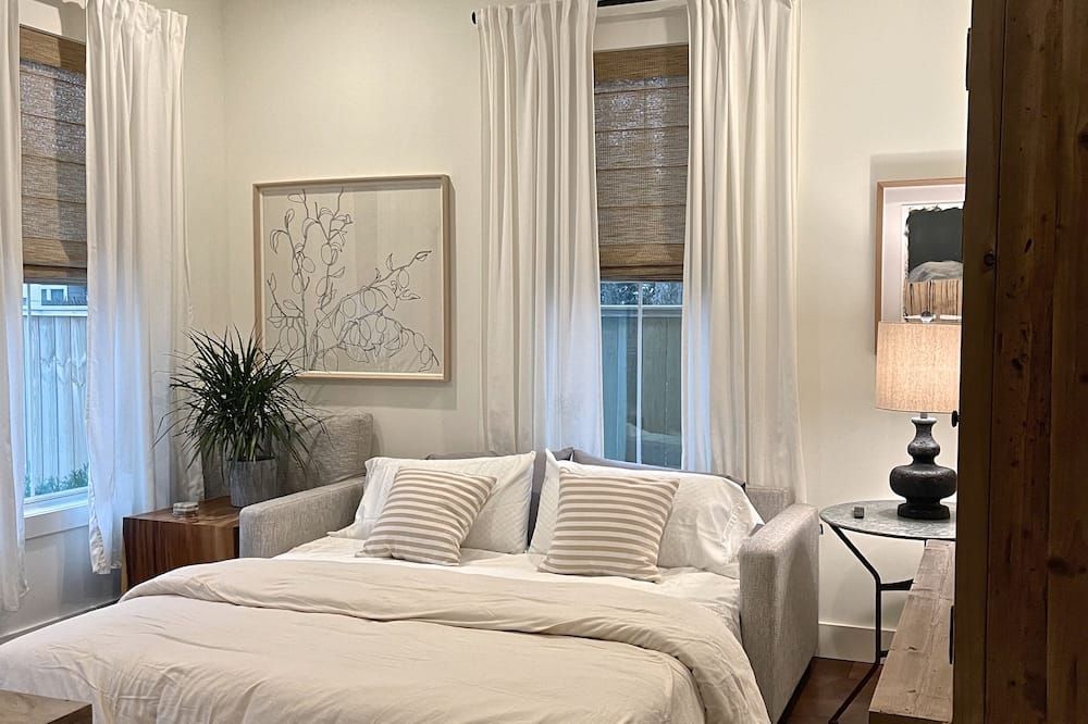 Stunning Renovated Luxury Home in the Heights - Houston - Bedroom