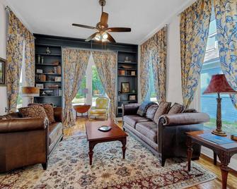 Historic home half a mile from Downtown Denison and minutes to Lake Texoma. - Denison - Living room