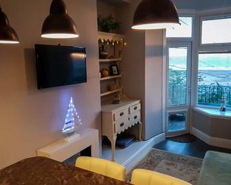 Seaview Paradise 1-Bed Apartment Barmouth - Barmouth - Living room