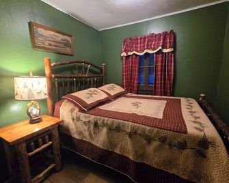 Year Round 1 Bedroom cabin at Moreno's Adirondack Celebrating 100+ years! - Ray Brook - Bedroom