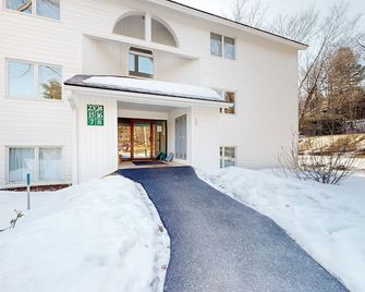 Charming mountainside condo with fireplace, skiing, balcony, & washer/dryer - Warren - Building