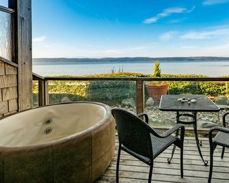 Camano Island Inn - Camano Island - Balcony