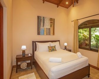 Large 3 Bedroom Home On Nature Reserve - Hana's Celeste Retreat At Bepuravida - Bijagua - Schlafzimmer