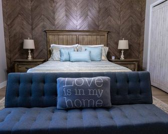 Winter Escape Near Snowmobile Trails with Hot Tub, Firepit & Gas Fireplace - Marmora - Bedroom