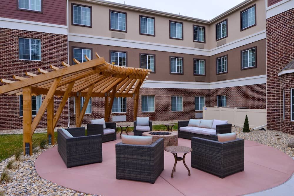 Near Zoo | Indoor Pool + Hot Tub + Free Breakfast - Sioux Falls - Patio