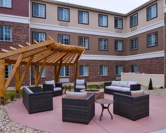 Near Zoo | Indoor Pool + Hot Tub + Free Breakfast - Sioux Falls - Patio