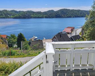 4 Bedroom Beautiful Home In Lindesnes - Spangereid - Balcón