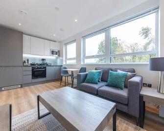 Contemporary Studio Apartment in East Grinstead - East Grinstead - Living room