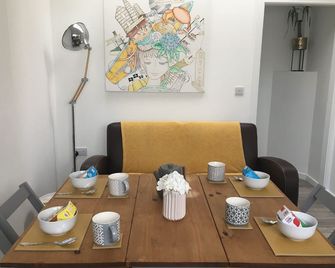 10 Minute Drive to the Beach - Private Suite B & B - North Cornish Coast - קמבורן - חדר אוכל