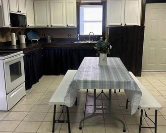 Stay with Cajun Charm & River Access - Jennings - Küche