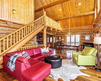 Luxurious Cozy Log Cabin in the Woods, Private getaway at the lake! - Melrose - Sala de estar