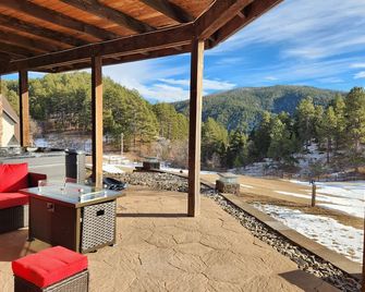 Enormous Rally Rental - Custom Estate off paved Road w/ Extra Motorcycle Parking - Whitewood - Balcón